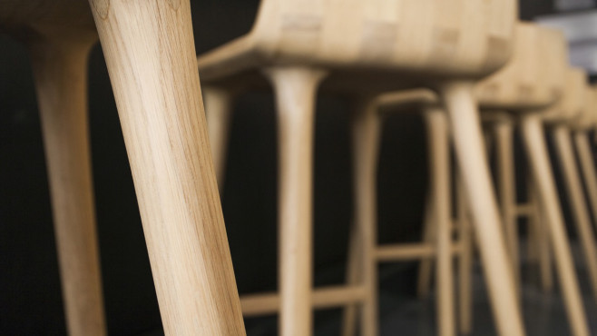 Celodřevěná pohodlná židle Figure vyrobena z masivního dubu s olejovaným povrchem. Produkt rodinné firmy SITUS vyrábějící designový nábytek.