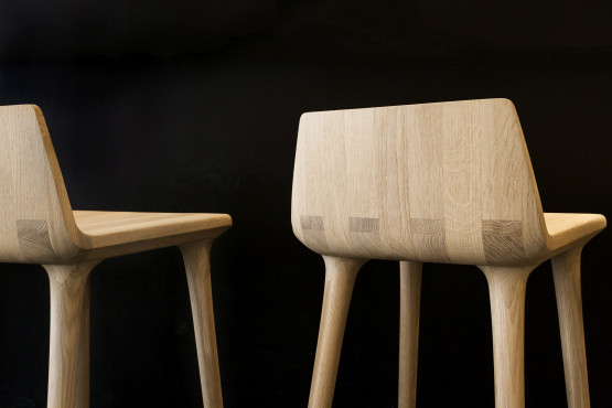 Celodřevěná pohodlná barová židle Handmade vyrobena z masivního dubu s olejovaným povrchem. Produkt rodinné firmy SITUS vyrábějící designový nábytek.